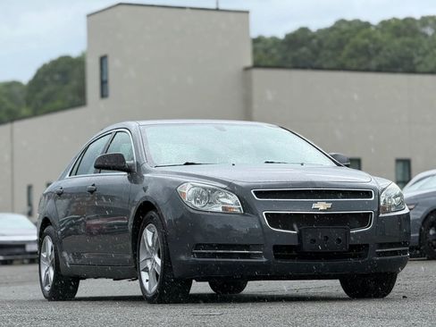 Used 2009 Chevrolet Malibu LS FWD image 2