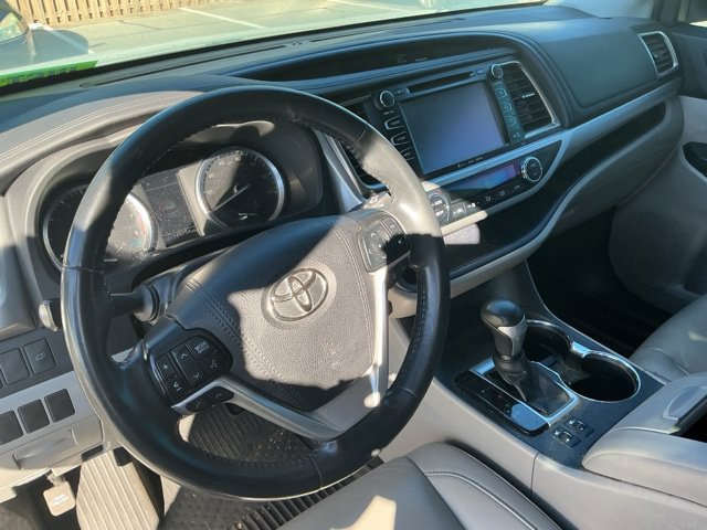 Used 2019 Toyota Highlander XLE FWD image 3