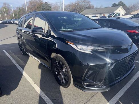 Certified 2025 Toyota Sienna XSE image 1