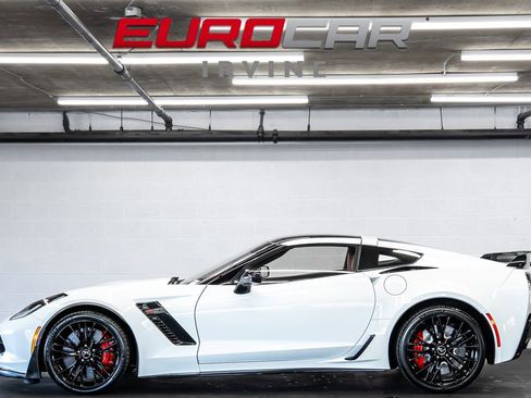 Used 2015 Chevrolet Corvette Z06 w/ 3LZ Preferred Equipment Group RWD image 3