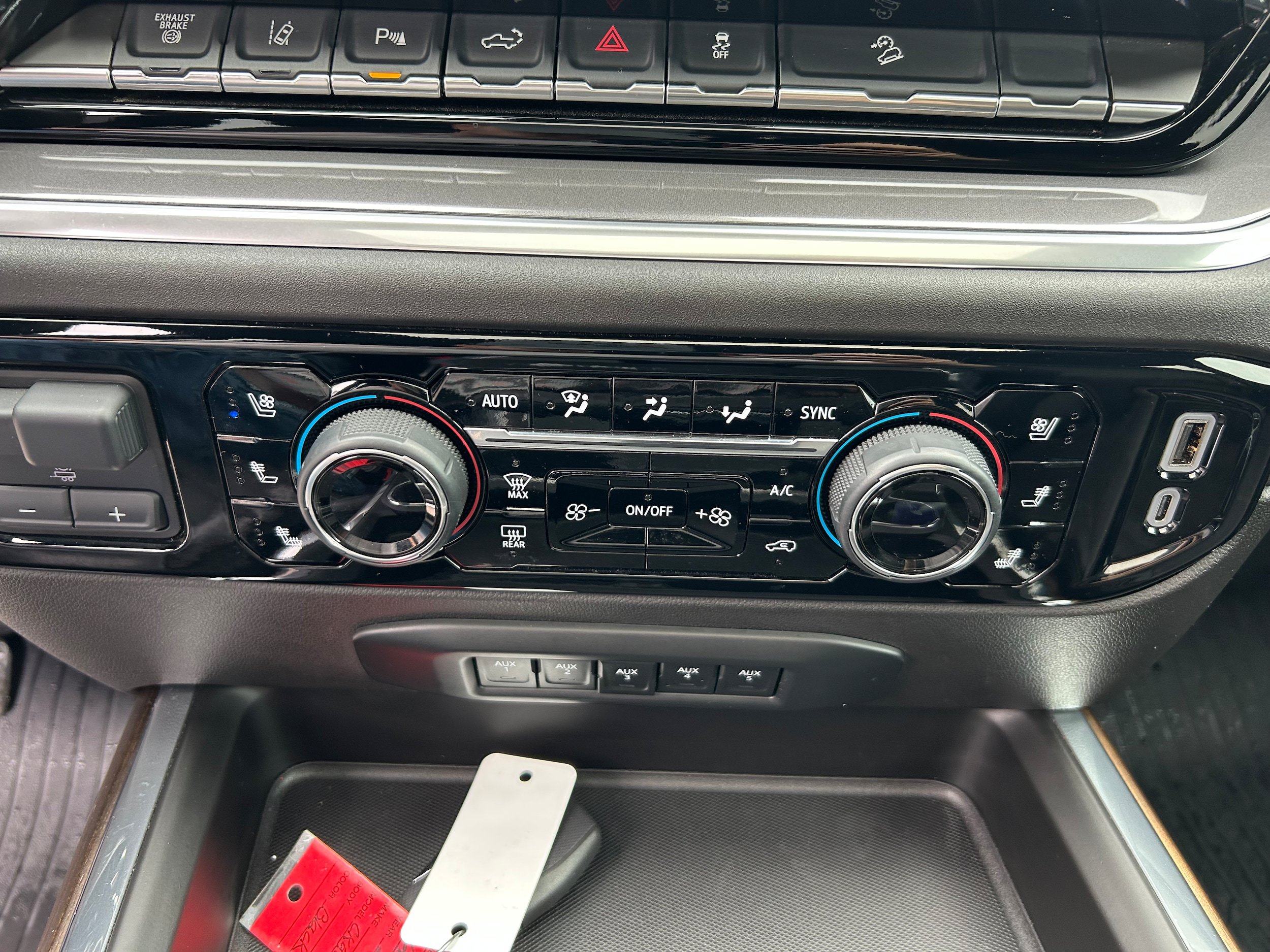 Used 2024 Chevrolet Silverado 2500 High Country w/ High Country Premium Package AWD/4WD image 32