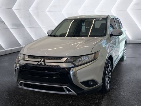 Used 2020 Mitsubishi Outlander SE image 3