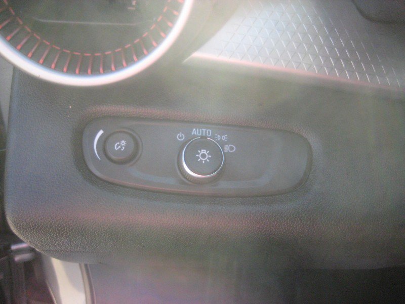 Used 2025 Chevrolet Trax RS FWD image 16
