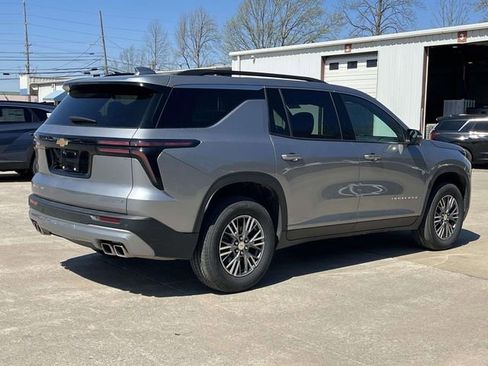 Used 2024 Chevrolet Traverse LT image 5
