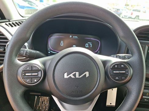 Used 2025 Kia Soul LX w/ LX Technology Package FWD image 20