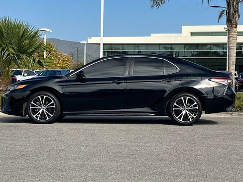 Used 2018 Toyota Camry SE FWD image 6