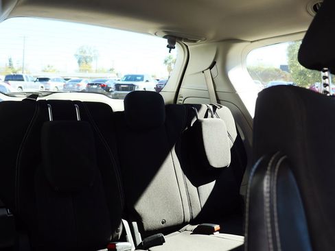 Used 2020 Chrysler Voyager L image 29