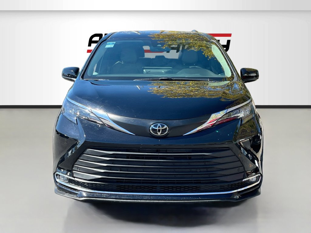 Used 2026 Toyota Sienna XLE FWD image 2