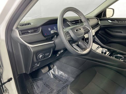 Used 2023 Jeep Grand Cherokee Laredo image 9