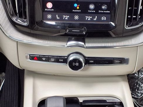 Certified 2024 Volvo XC60 B5 Plus AWD/4WD image 18