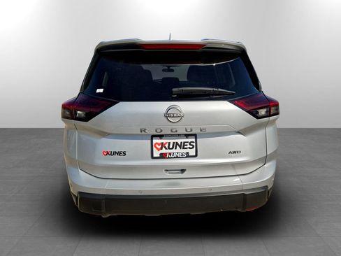 Used 2025 Nissan Rogue SV image 8