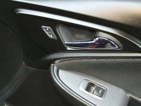 Used 2017 Chevrolet Malibu LT image 9