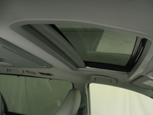 Used 2019 Toyota Sienna Limited Premium image 6