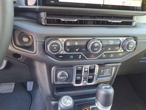 Used 2025 Jeep Wrangler Unlimited Sahara w/ Safety Group AWD/4WD image 17