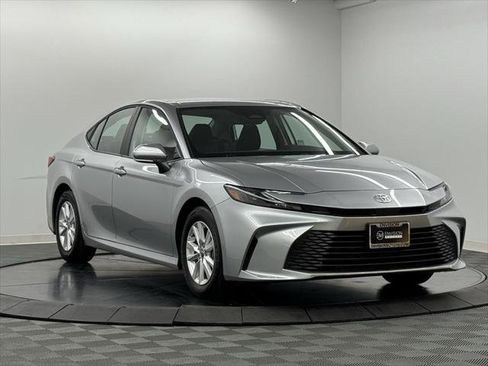 Certified 2025 Toyota Camry LE image 5