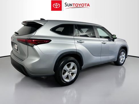 Used 2023 Toyota Highlander LE image 4