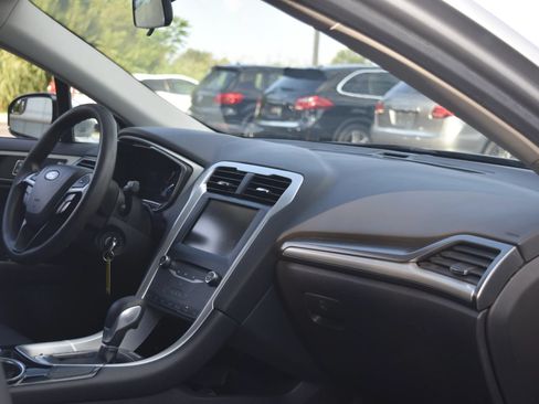 Used 2013 Ford Fusion SE FWD image 10