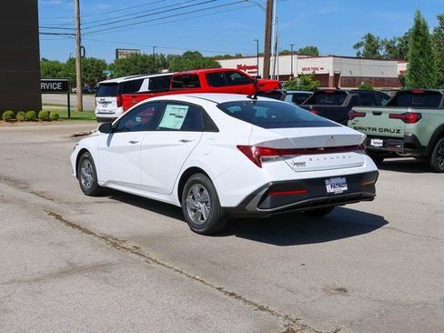 New 2026 Hyundai Elantra SE image 3
