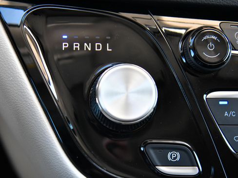 Used 2023 Chrysler Pacifica Touring-L FWD image 27