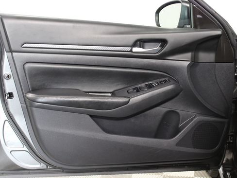 Used 2025 Nissan Altima 2.5 SV FWD image 8