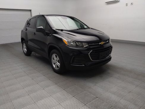 Used 2022 Chevrolet Trax LS w/ Tint and Cruise Package AWD/4WD image 13