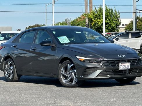 Used 2025 Hyundai Elantra SEL w/ Cargo Package FWD image 2