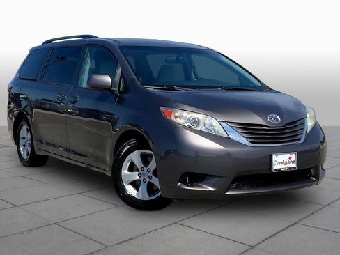 Used 2016 Toyota Sienna LE image 3