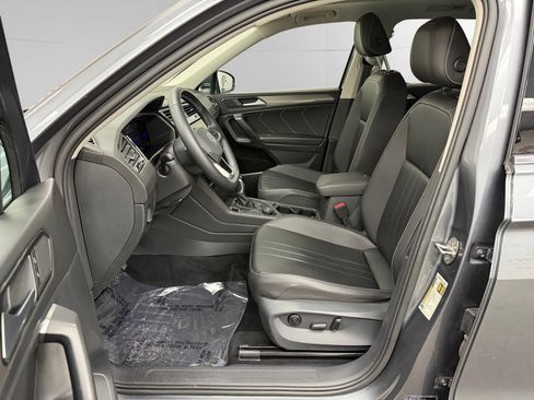Used 2022 Volkswagen Tiguan SE image 9