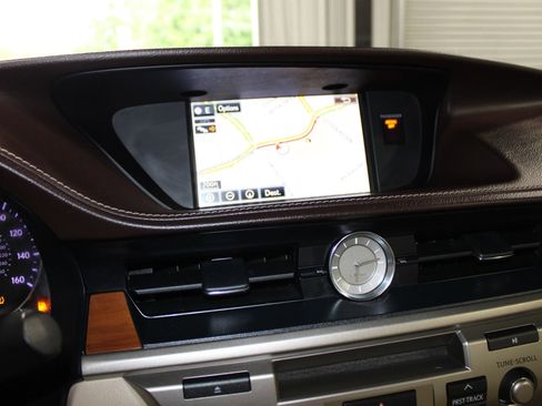 Used 2016 Lexus ES 300h w/ Luxury Package w/Wood Trim FWD image 18