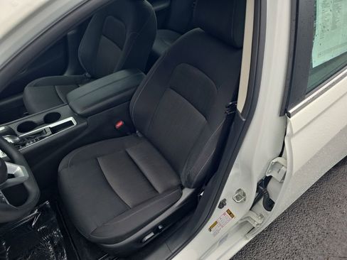 Used 2025 Nissan Altima 2.5 SV FWD image 11