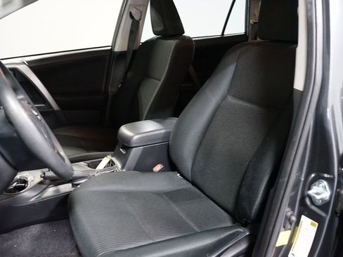 Used 2018 Toyota RAV4 LE image 6