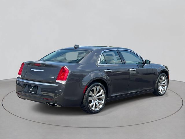 Used 2020 Chrysler 300 Touring w/ Chrome Appearance Package RWD image 4
