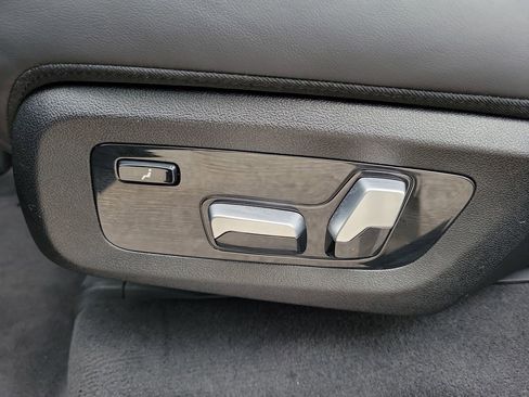 Used 2024 BMW X7 M60i w/ Executive Package image 15