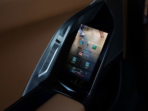 Used 2023 BMW 740i w/ Parking Assistance Package image 34