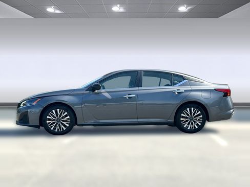 Used 2024 Nissan Altima 2.5 SV FWD image 2