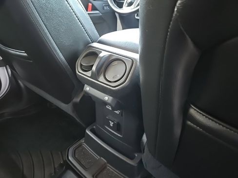 Used 2018 Jeep Wrangler Unlimited Sahara image 89