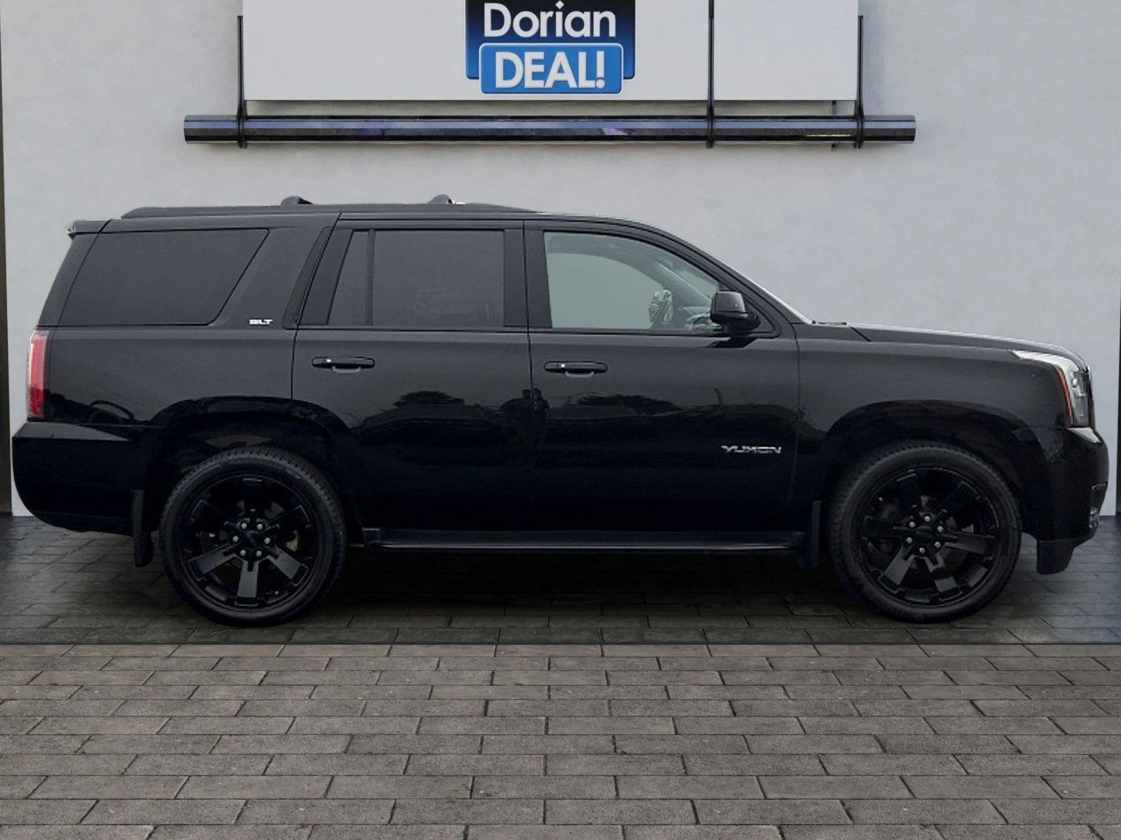 Used 2019 GMC Yukon SLT w/ Graphite Performance Edition AWD/4WD image 2