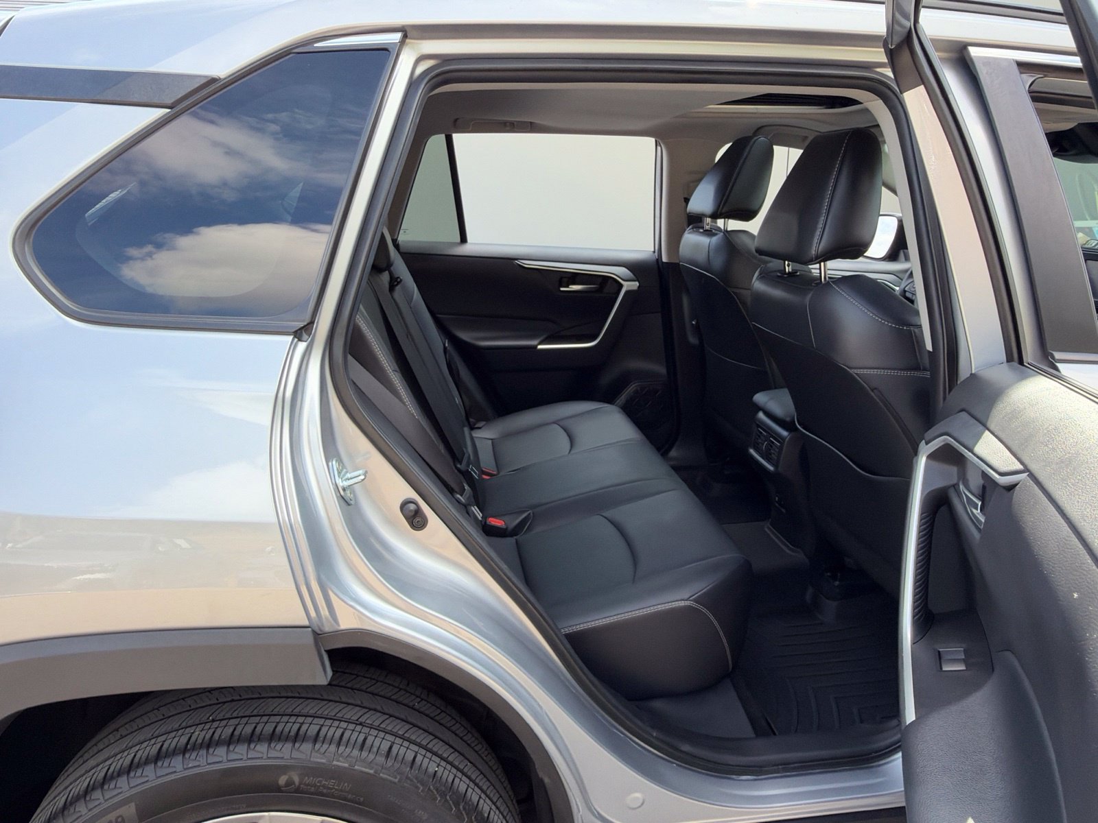 Used 2021 Toyota RAV4 XLE Premium AWD/4WD image 35