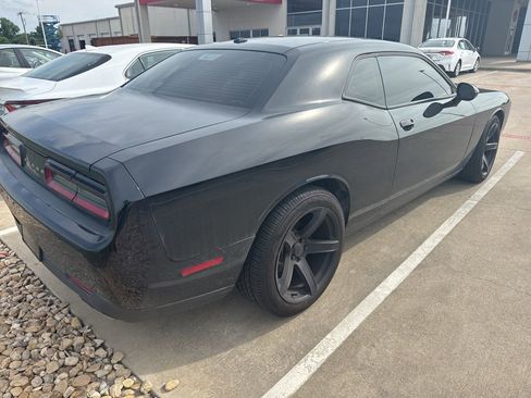 Used 2016 Dodge Challenger SXT RWD image 2