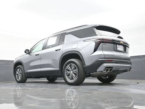 Used 2025 Chevrolet Traverse LT w/ Driver Confidence Package FWD image 42