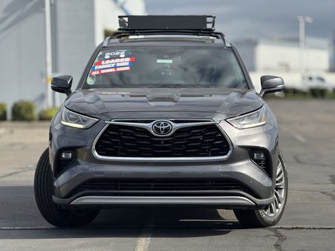 Used 2022 Toyota Highlander Platinum image 2