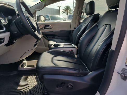 Used 2023 Chrysler Pacifica Touring-L FWD image 16