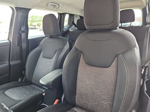 Used 2023 Jeep Renegade Latitude AWD/4WD image 21