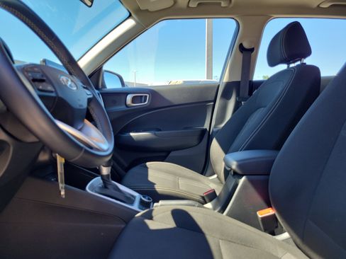 Used 2022 Hyundai Venue SEL image 11
