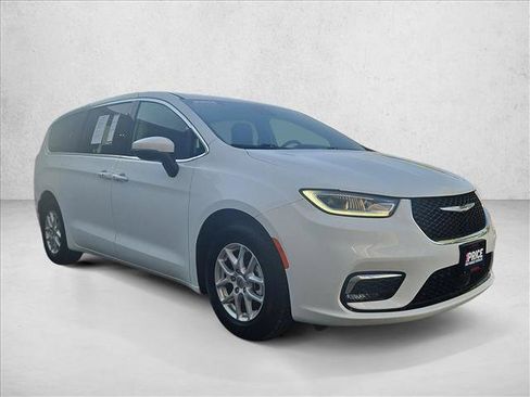 Used 2023 Chrysler Pacifica Touring-L FWD image 3