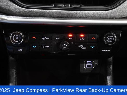 Used 2025 Jeep Compass Latitude w/ Sun & Sound Group AWD/4WD image 21