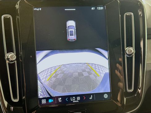 Used 2025 Volvo XC40 B5 Core image 23