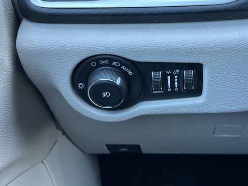 Used 2023 Chrysler Pacifica Touring-L FWD image 30