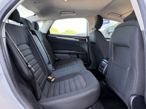 Used 2019 Ford Fusion SE FWD image 18