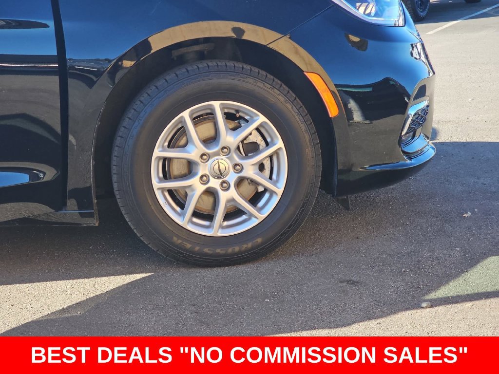 Used 2024 Chrysler Pacifica Touring-L FWD image 40